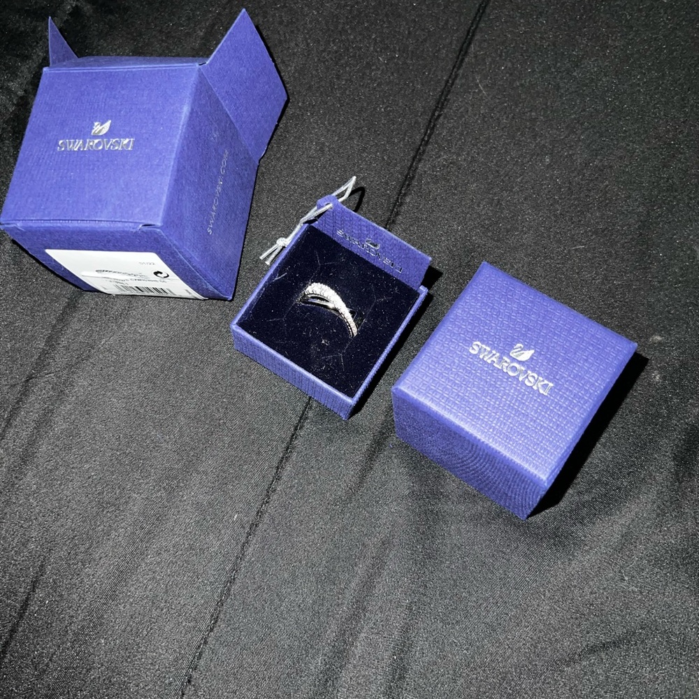 Swarovski Twist ring
Round cut, White, Rhodium plated
